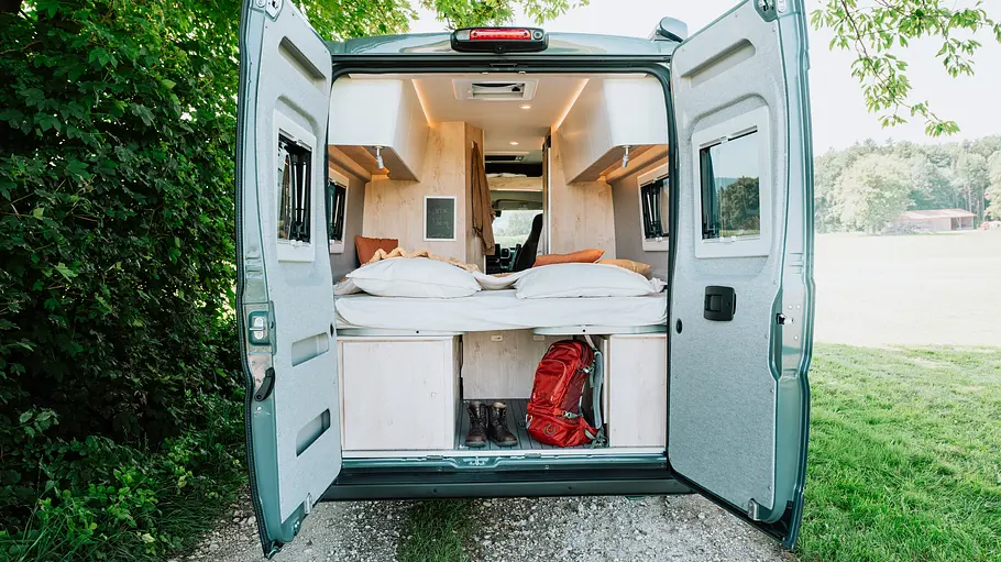 Clever Vans Runner 636 Die Aufnahme von außen nach innen zeigt die zwei Einzelbetten im Heck des regulären Clever Vans Runner 636.