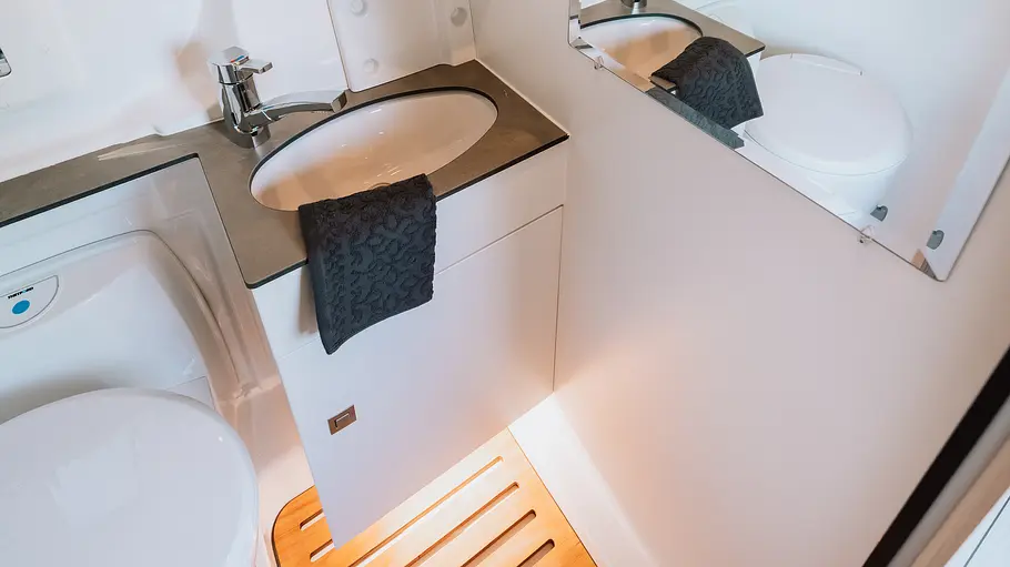 Clever Vans Runner 636 Active DIe Innenaufnahme zeigt das Badezimmer des Clever Vans Runner 636 Active in der Übersicht.