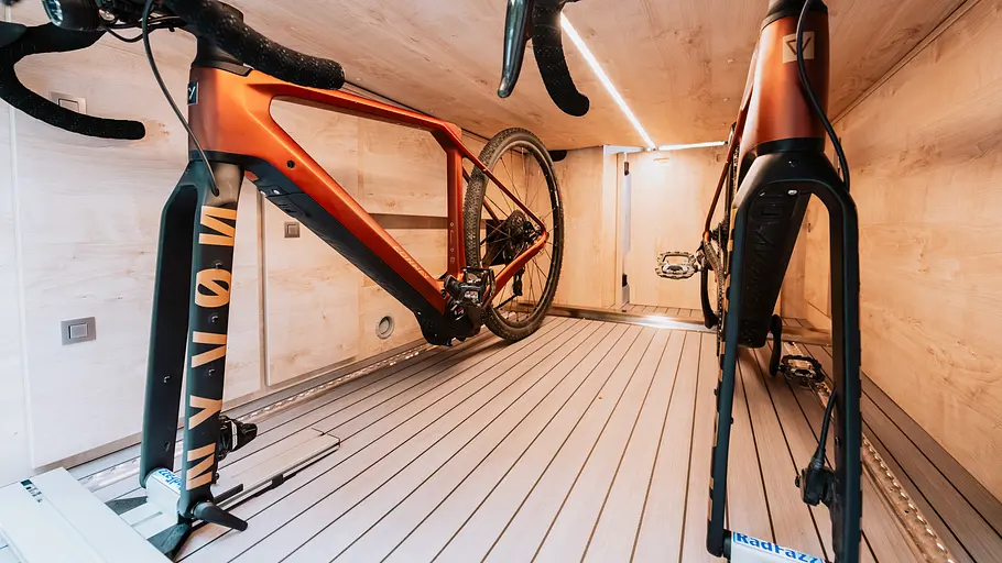 Clever Vans Runner 636 Active Die Aufnahme von außen nach innen zeigt zwei in der Heckgarage fxierte Fahrradrahmen des Clever Vans Runner 636 Active.