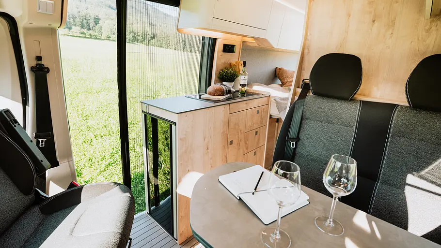 Die Küche des Clever Vans Spirit 600 mit Blick aus der Sitzgruppe.
