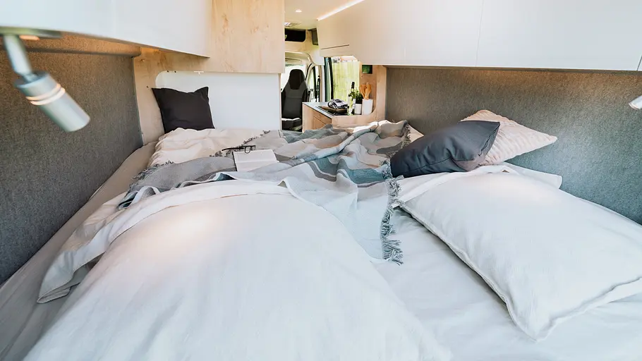 Die Heck-Einzelbetten des Clever Vans Spirit 600 durch die geöffneten Hecktüren.