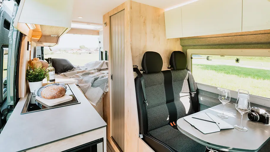 Durchsicht durch den Wohnraum des Clever Vans Spirit 600.