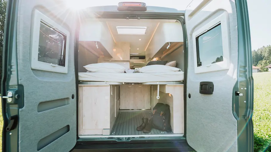 Die Heckgarage des Clever Vans Spirit 600 durch die geöffneten Hecktüren.