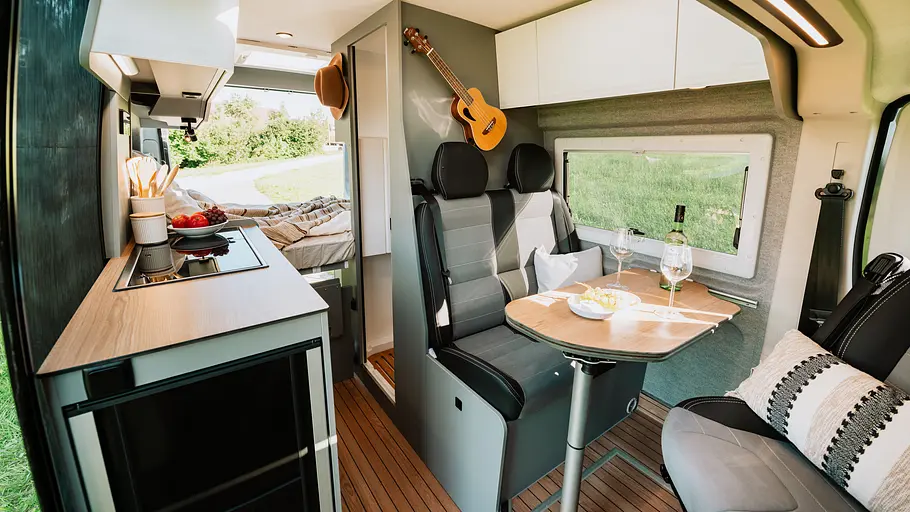 Clever Vans Tour 540 Durchsicht durch den Wohnraum des Clever Vans Tour 540.