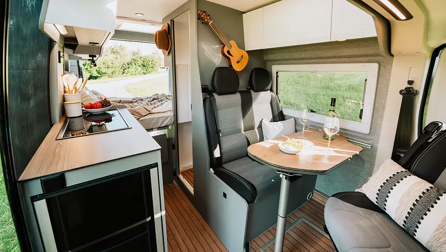 Clever Vans Tour 540 Durchsicht durch den Wohnraum des Clever Vans Tour 540.