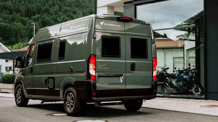 Clever Vans Tour 540 Der Clever Vans Tour 540 statisch von schräg hinten rechts neben einem Schaufenster eines Motorradgeschäfts.