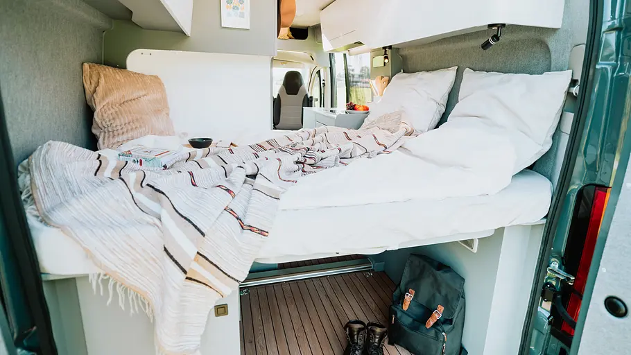 Clever Vans Tour 540 Blick durch die geöffneten Heckklappen auf das Bett des Clever Vans Tour 540.