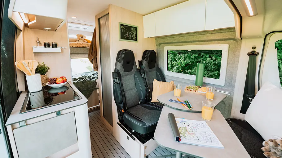 Clever Vans Vario Kids 600 (2026) Die Innenaufnahme zeigt den Wohnraum des Clever Vans Vario Kids 600 (2026).