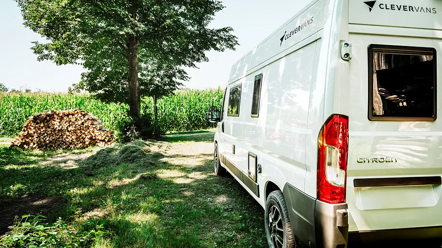 Clever Vans Vario Kids 600 (2026) Die Außenaufnahme zeigt den Clever Vans Vario Kids 600 (2026) von schräg hinten.