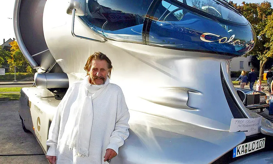 Luigi Colani stehend vor dem Colani Spitzer-Silo-Truck