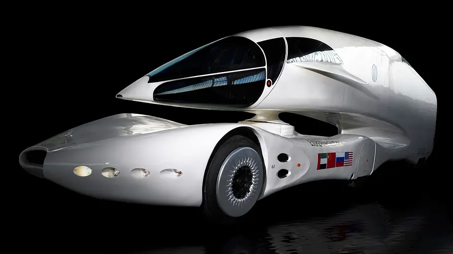Der Colani SuperTruck/InnoTruck stehend von schräg vorne