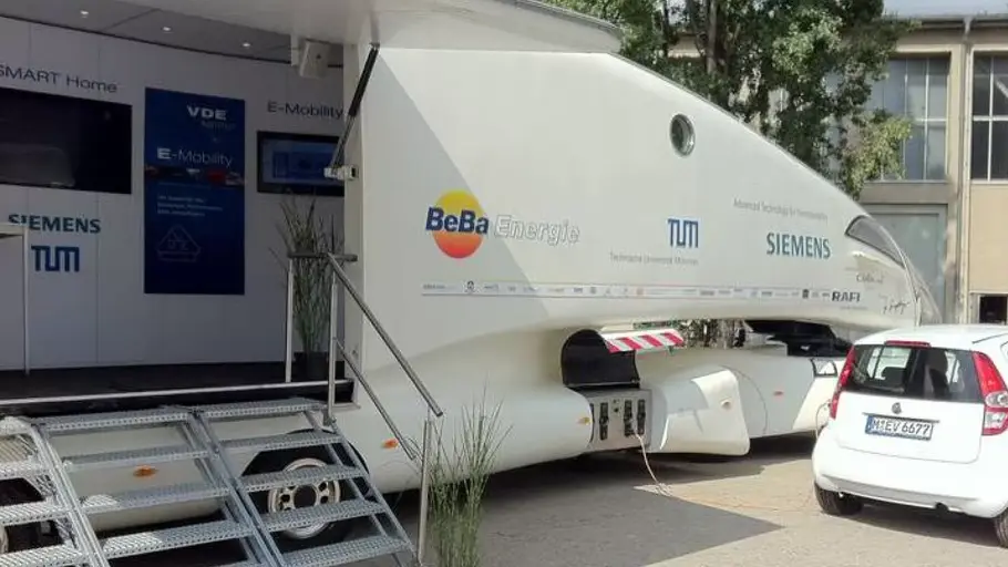 Der geöffnete Colani SuperTruck/InnoTruck stehend seitlich