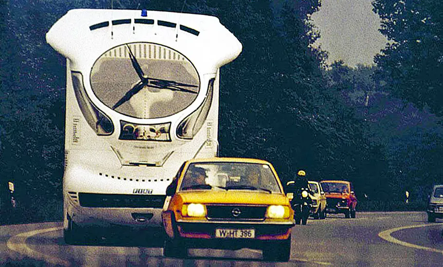 Der Colani Truck 2001 fahrend von vorne.