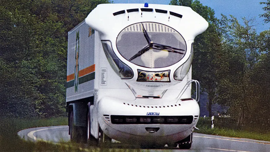 Der Colani Truck 2001 fahrend von vorne.