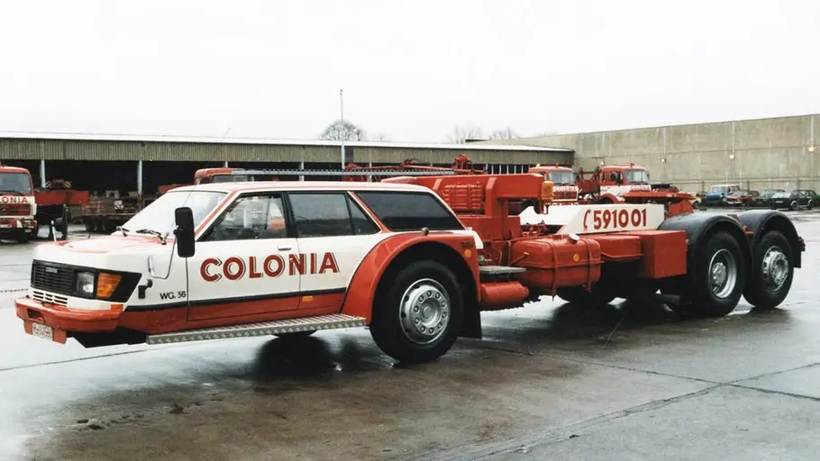 Das Colonia Schnibbelmobil stehend von schräg vorne.
