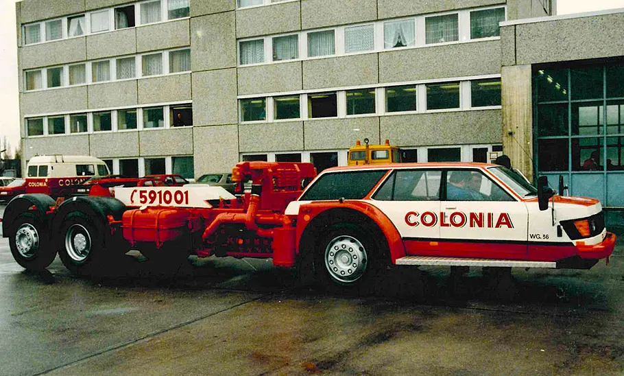 Das Colonia Schnibbelmobil statisch von schräg vorne fotografiert.