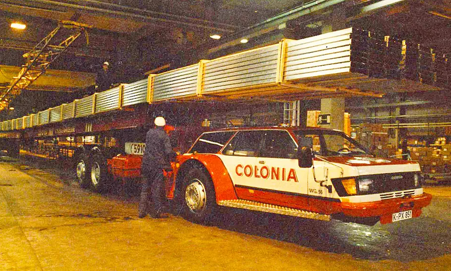 Das Colonia Schnibbelmobil mit Beladung statisch von schräg vorne fotografiert.