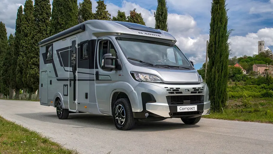 Adria Compact Der Adria Compact statisch von schräg vorne rechts.