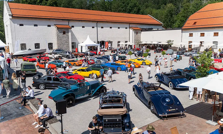 Concours of Elegance: Das Bild zeigt diverse Oldtimer im Innenhof einer Schloss-ähnlichen Anlage.