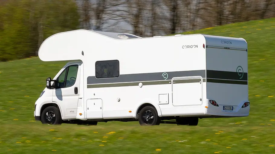 Der Corigon A 70 D fahrend von schräg hinten links.