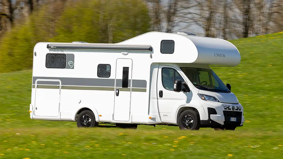 Der Corigon A 70 D fahrend von schräg vorne rechts.