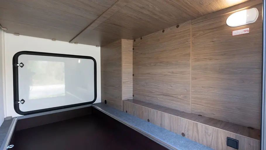 Blick in die Heckgarage des Corigon A 70 D durch die Stauraumtüre auf der rechten Fahrzeugseite.