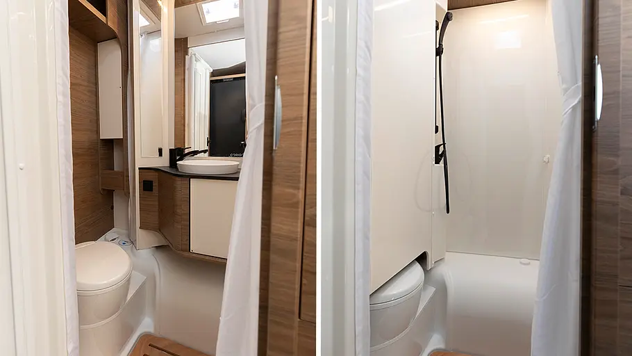 Die Collage zeigt das Badezimmer des Corigon A 70 D. Links mit Schwenkwand in Normalstellung, rechts im Umbau zur Duschkabine.