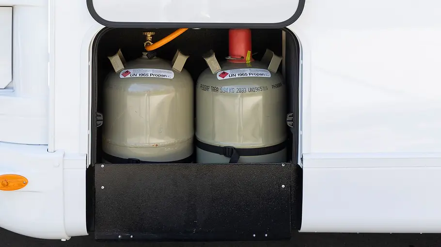 Der Gaskasten mit zwei Elf-Kilogramm-Gasflaschen durch die geöffnete Außenstauklappe des Corigon A 70 D fotografiert.
