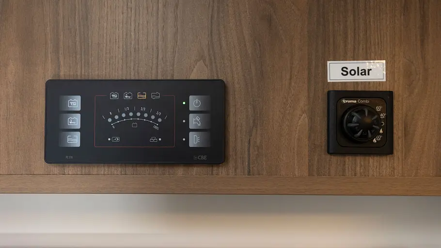 Die Bedienung von Technik und Solaranlage im Wohnraum des Corigon A 70 D.