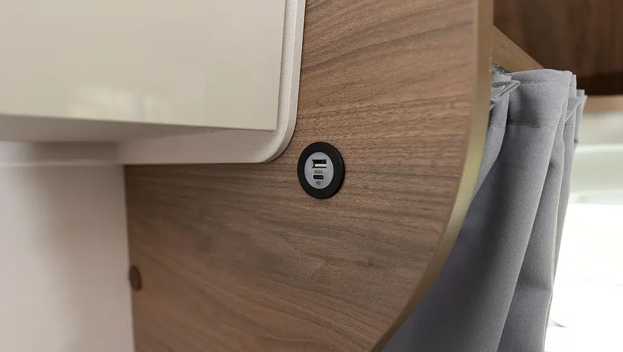 Ein USB-Ladeanschluss im Bereich der Sitzgruppe des Corigon A 70 D im Detail.