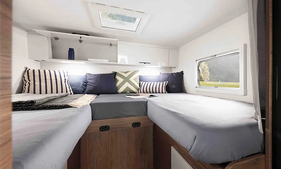 Die Innenaufnahme zeigt das Heckschlafzimmer des Corigon T 70 S (2025) mit zwei Einzelbetten.