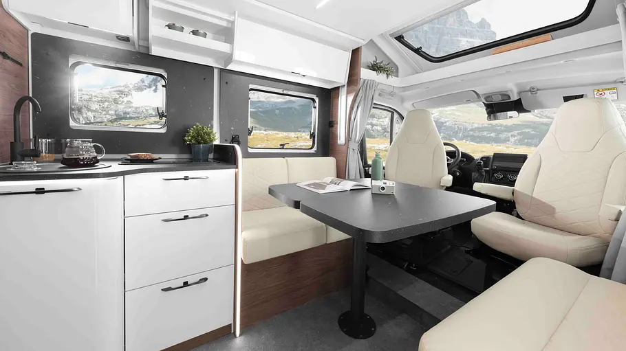 Corigon-Teilintegrierte Modelljahr 2027 Der Wohnraum des Corigon T750LS.