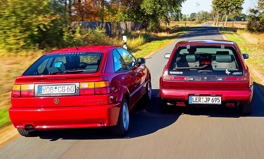 VW Corrado G60 und Volvo 480 2.0 fahrend von hinten.