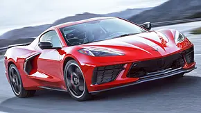 Corvette C8 Stingray (2020) fahrend, von schräg vorne rechts - Foto: Corvette