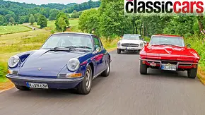 Porsche 911, Mercedes 250 SL und Chevrolet Corvette C2 fahrend von vorne. - Foto: Wim Woeber