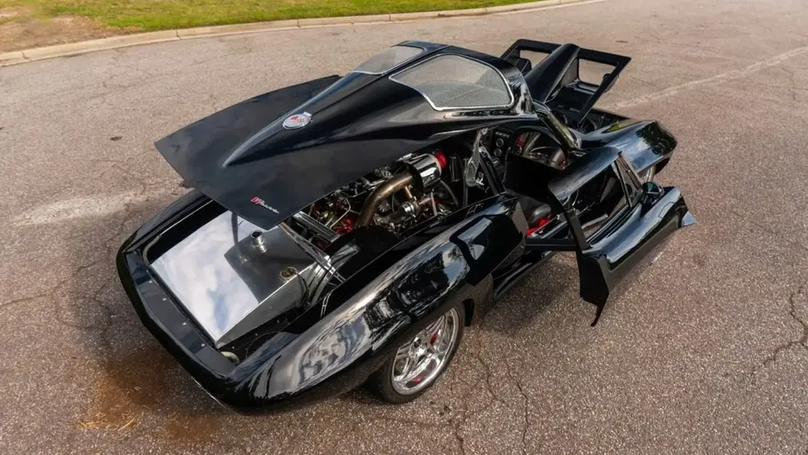 Corvette V7 Twin Turbo Corvette V7 Twin Turbo von American Supercar mit geöffneten Hauben und Türen, fotografiert von schräg hinten.