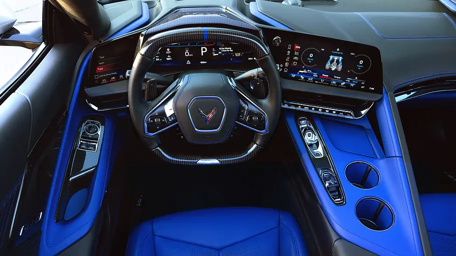 Corvette ZR1X Blick auf das Cockpit der Corvette ZR1X aus leicht erhöhtem Sichtwinkel.