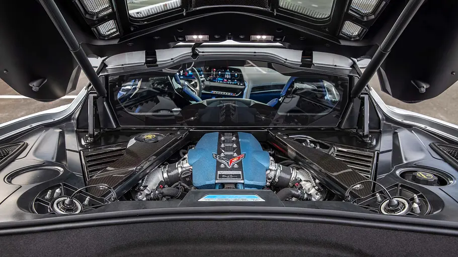 Corvette ZR1X Blick auf den Motor der Corvette ZR1X unter der geöffneten Motorhaube.