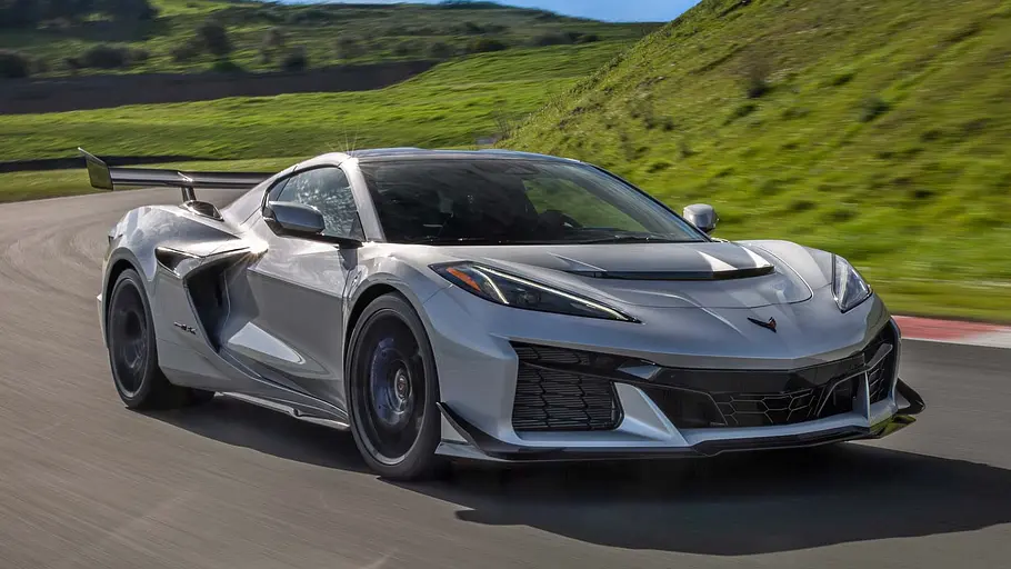 Corvette ZR1X Die Corvette ZR1X fahrend von schräg vorne rechts.