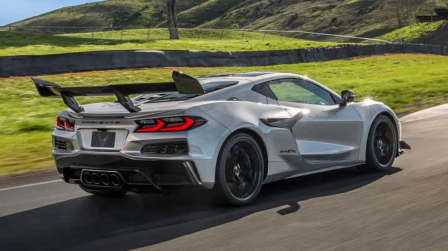 Corvette ZR1X Die Corvette ZR1X fahrend von schräg hinten rechts.