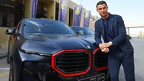 Der BMW XM Label Red von Cristiano Ronaldo mit ihm selbst auf dem Bild. - Foto: Instagram/Al Nassr FC