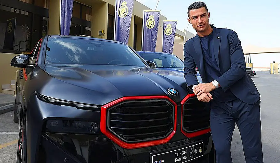 BMW XM Label Red von Cristiano Ronaldo Der BMW XM Label Red von Cristiano Ronaldo mit ihm selbst auf dem Bild.