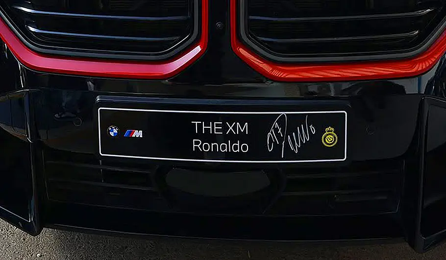 BMW XM Label Red von Cristiano Ronaldo Das signierte Kennzeichen des BMW XM Label Red.