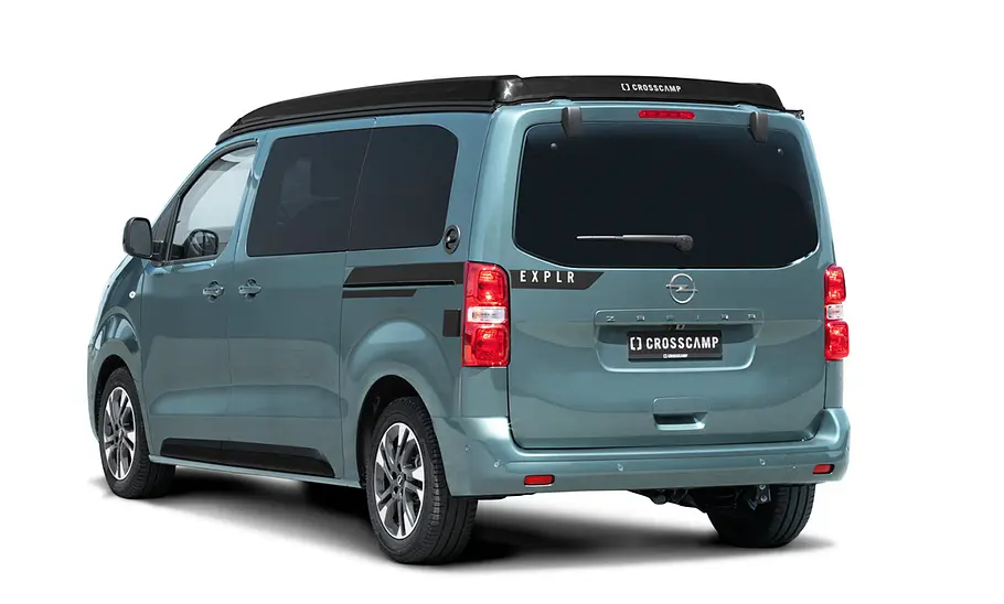 Crosscamp EXPLR 5.0 F (2026) Die Studioaufnahme zeigt den Crosscamp EXPLR 5.0 F (2026) auf Opel-Basis von schräg hinten.