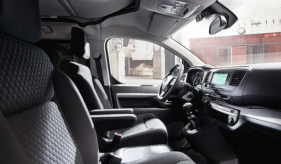 Das Bild zeigt das Cockpit des Crosscamp Urban Camper.