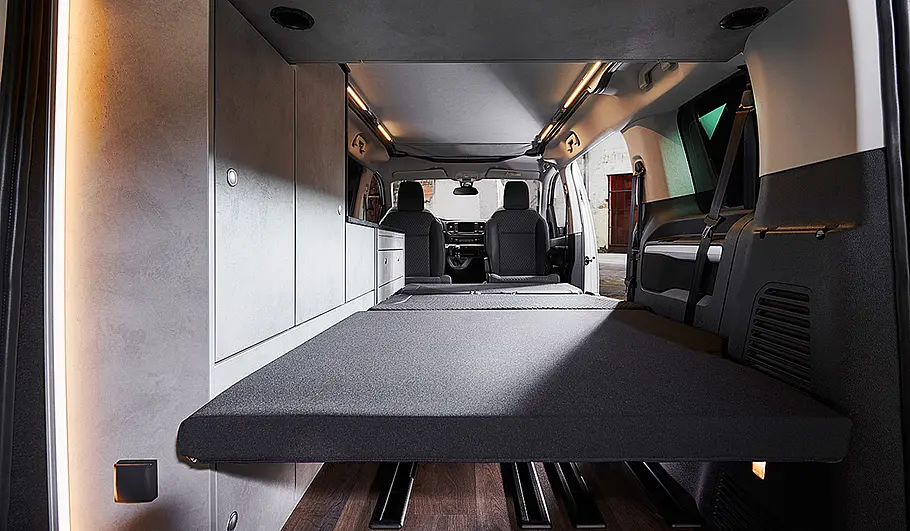 Das Bild zeigt den Wohnraum des Crosscamp Urban Camper als Bett umgeklappt.