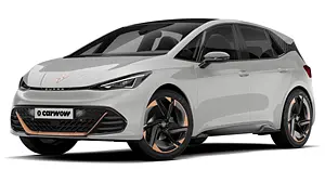 Der Cupra Born steht vor weißem Hintergrund, von vorne links fotografiert. - Foto: Carwow
