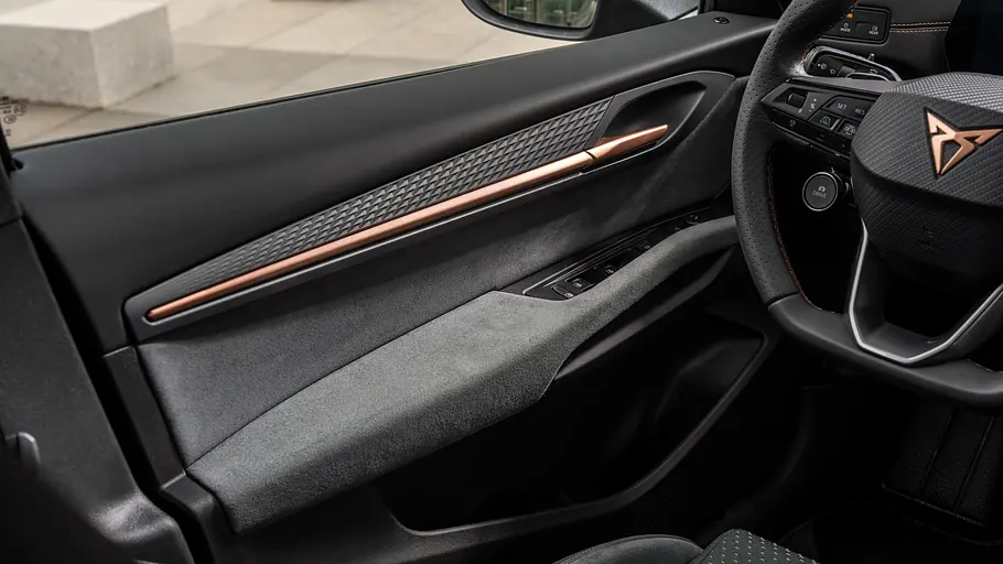 Cupra Born Facelift 2026 Das Detailfoto zeigt eine Seitentürverkleidung im neuen Cupra Born.