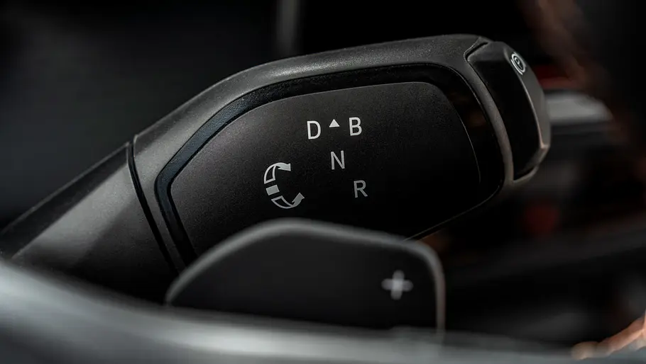 Cupra Born Facelift 2026 Die Detailaufnahme zeigt einen Bedienhebel am Lenkrad des neuen Cupra Born.