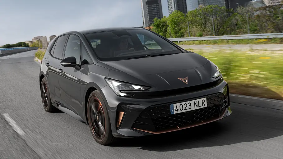 Cupra Born Die fahrdynamische Aufnahme zeigt den Cupra Born (2026) bei der Kurvenausfahrt von schräg vorne.